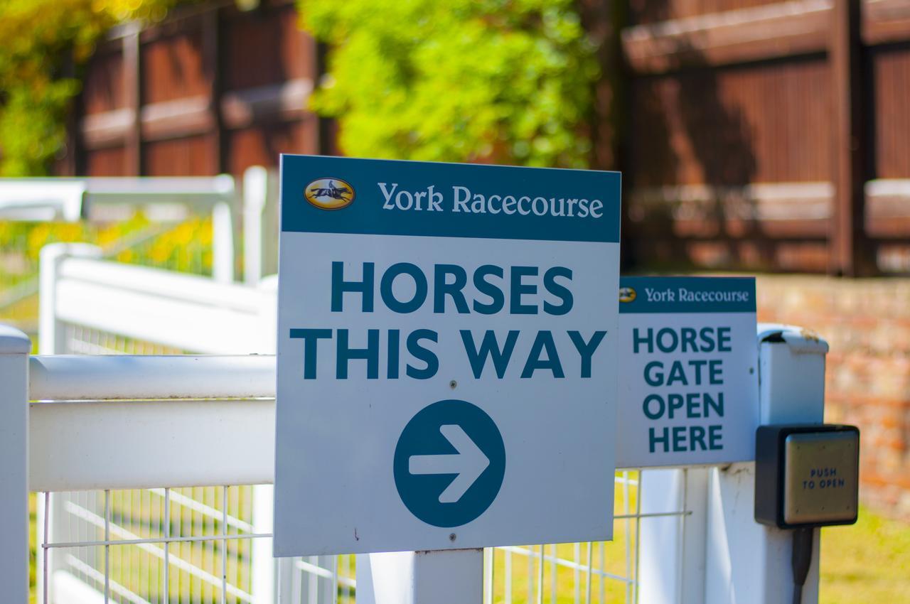 Hotel Stableside At York Racecourse Esterno foto
